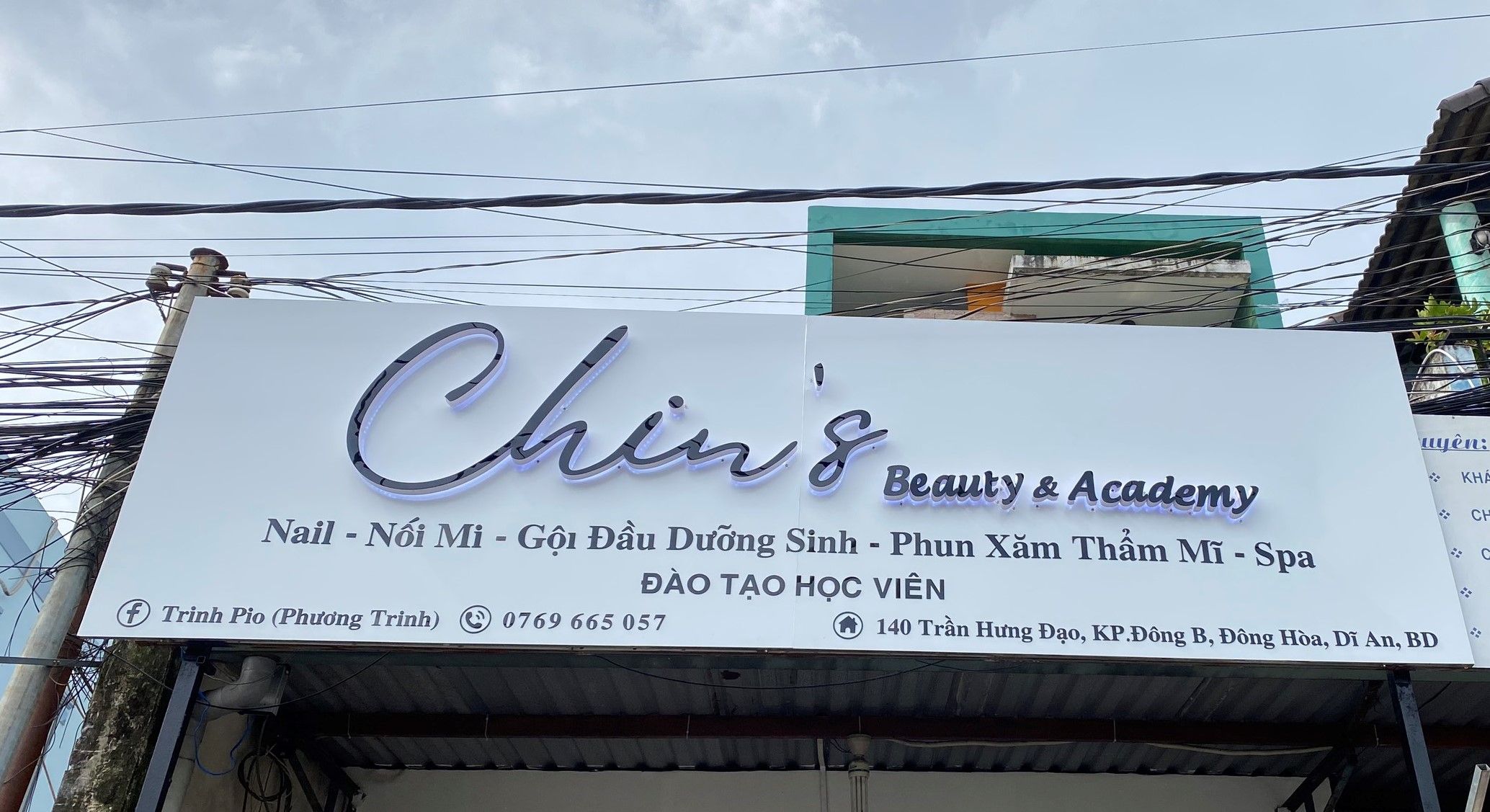 Bảng hiệu alu chữ nổi mica gắn đèn led hắt chân