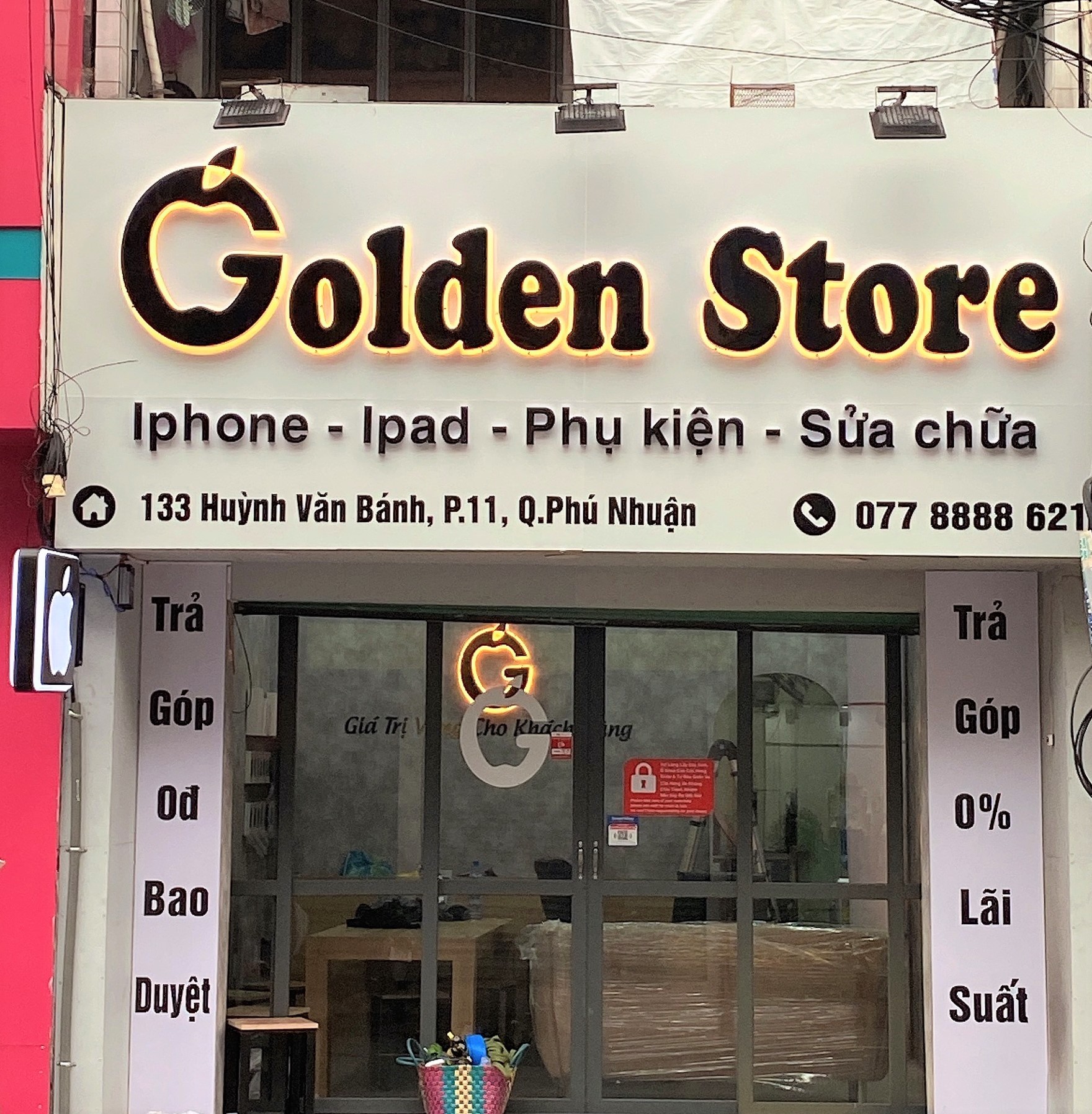 Bảng hiệu chữ nổi mica sáng chân