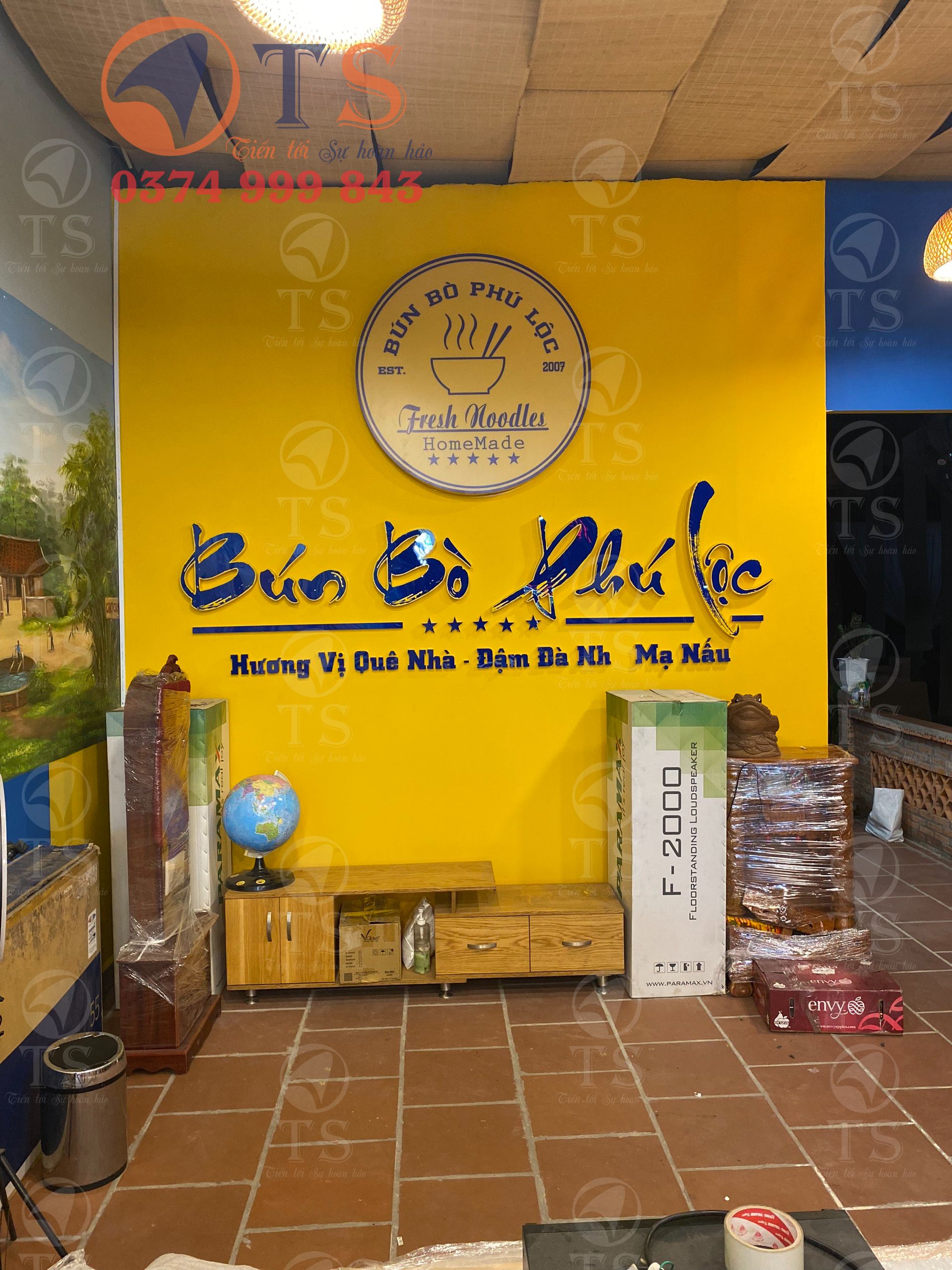 Logo bún bò Phú Lộc trong nhà