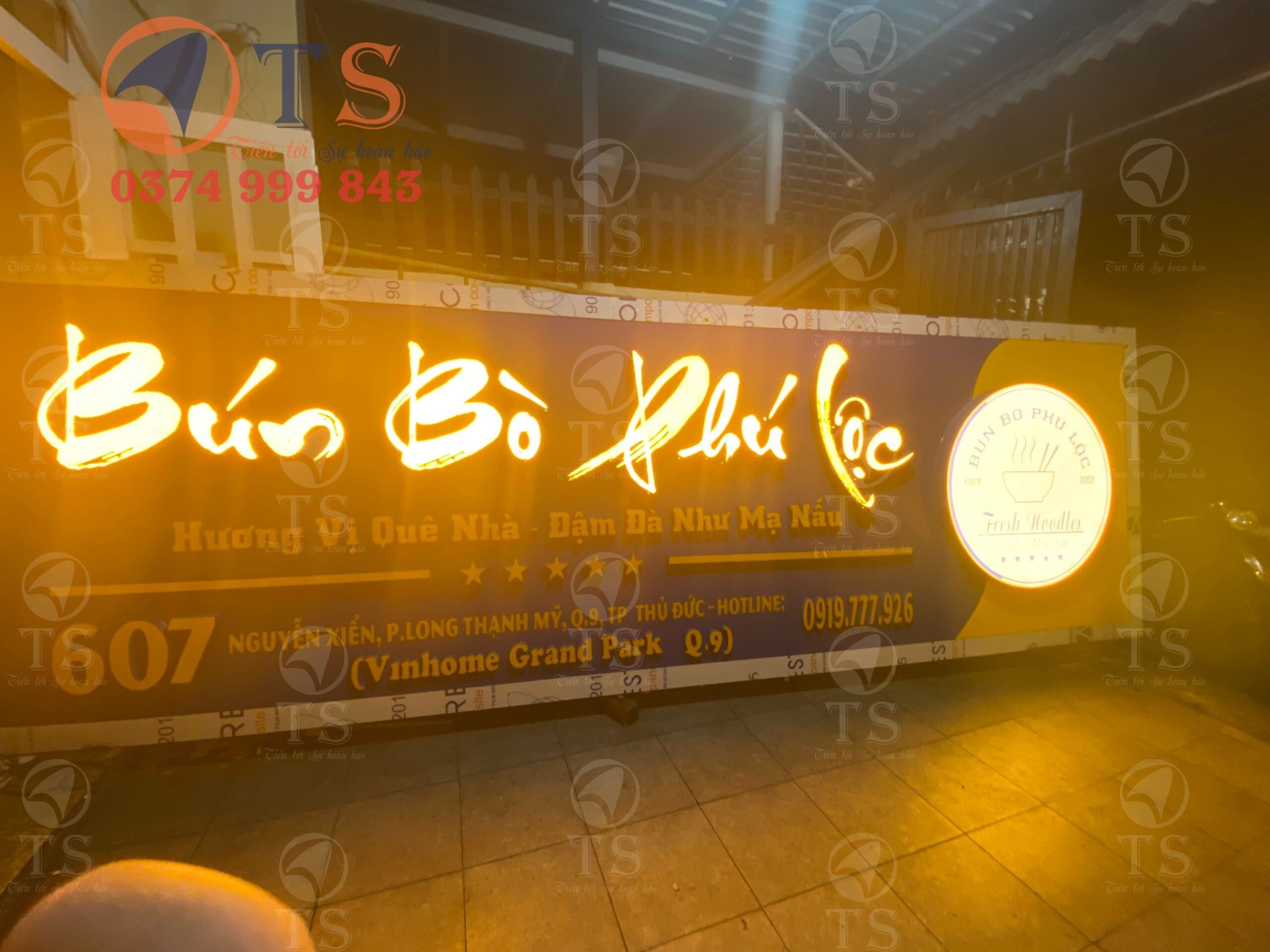 Bảng hiệu bún bò khi sáng đèn